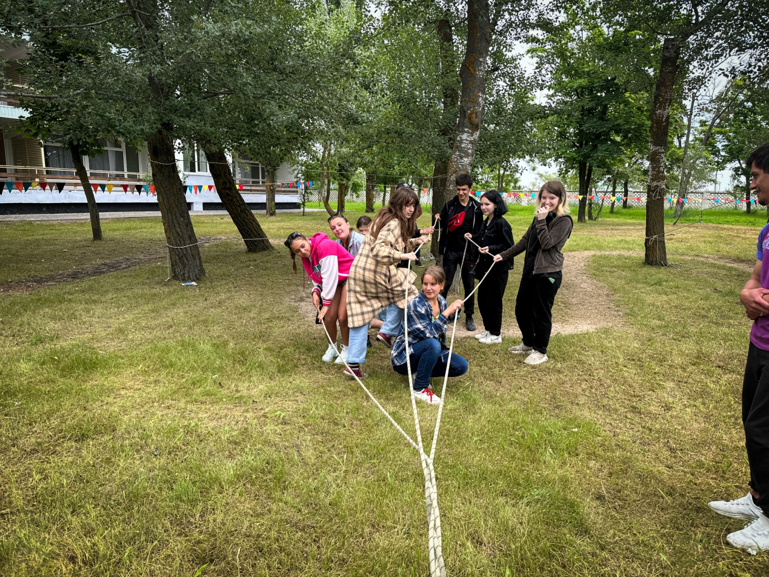 Сотрудники «Артека» улучшают инфраструктуру в детском центре «Красная гвоздика» в Бердянске